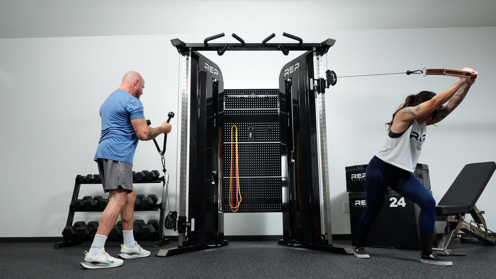 Two athletes exercising at the same time on each side of the black Arcadia™ max