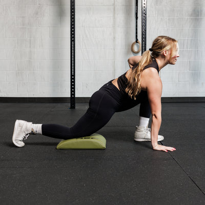 Athlete using the REP Fitness Ab Support Mat 2.0 for knee support