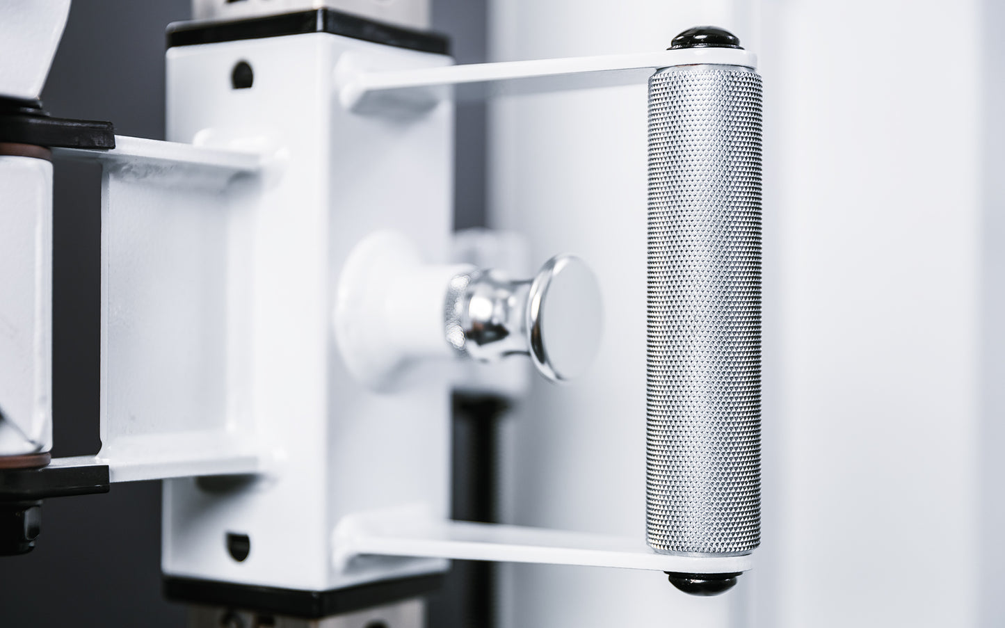 Close-up image of the knurling on the handle for one of the trolleys on the Arcadia™ max