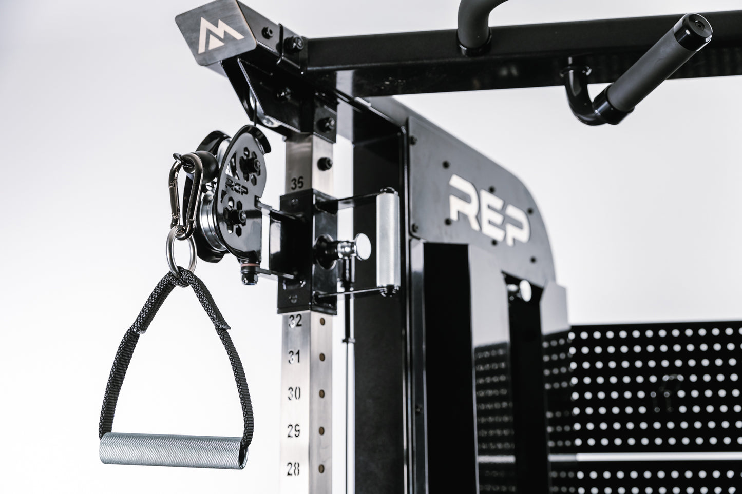 Image of the trolley towards the top of the upright on the black version of the Arcadia™ max