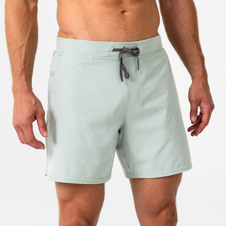 Close-Up shot of Aqua Gray REP Men’s Pinnacle Shorts on an athlete 