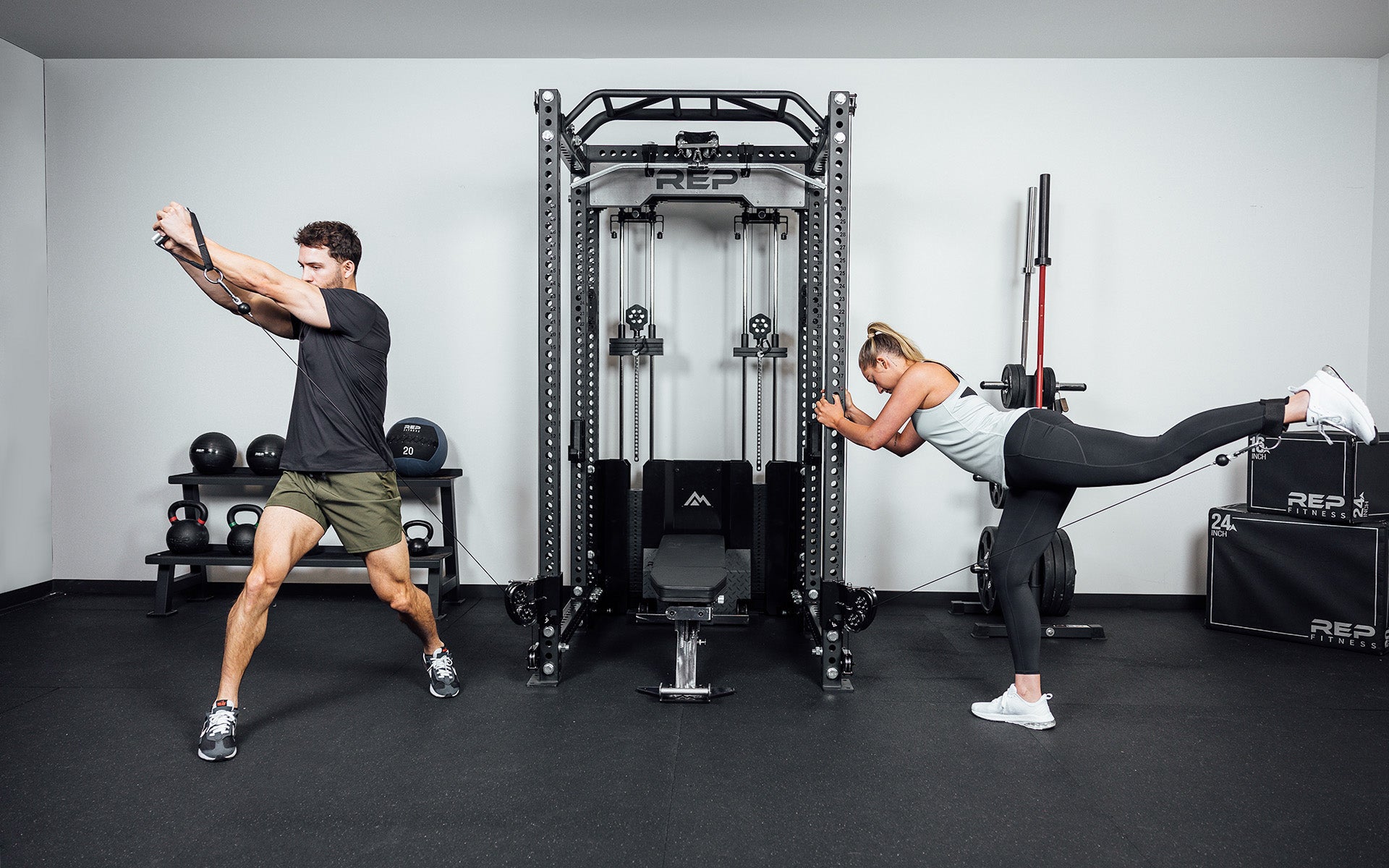 2 Athletes training simultaneously using the front trolleys of the Ares 2.0