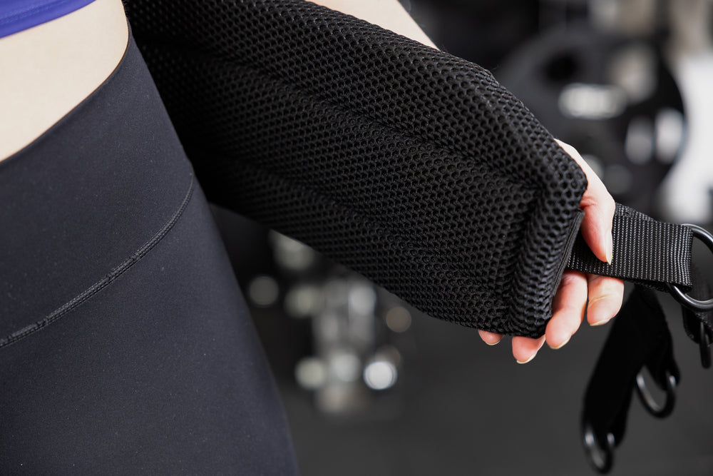 close up of belt squat belt and the air mesh cushioning on the inside