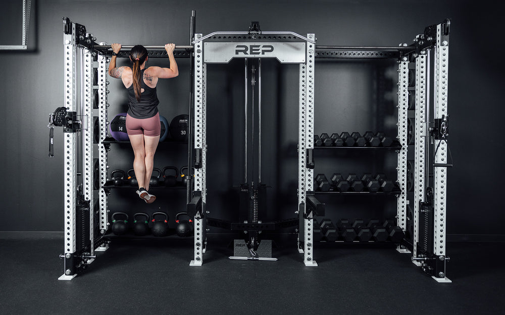 Athlete doing pull-ups on the left pull-up bar of the Hyperion series 1