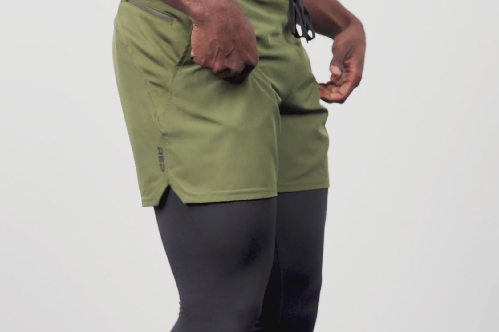 Close-up video of an athlete stretching in the Men's Virtus Light Compression Tights